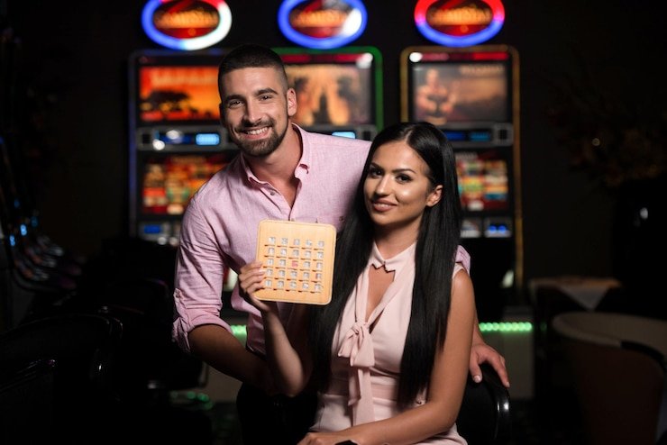 Tampilan meja live dealer dengan dealer profesional dan antarmuka taruhan